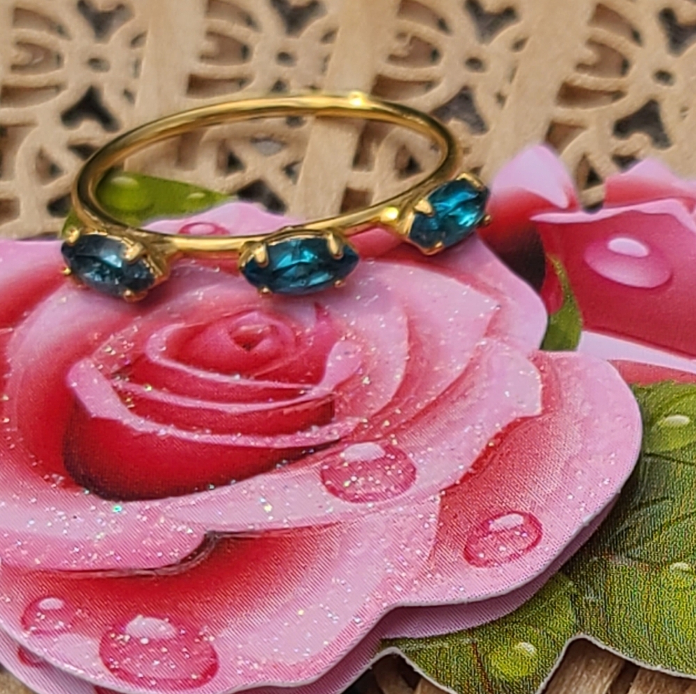Elegant Gold and Blue Gemstone Ring Size 7.5
